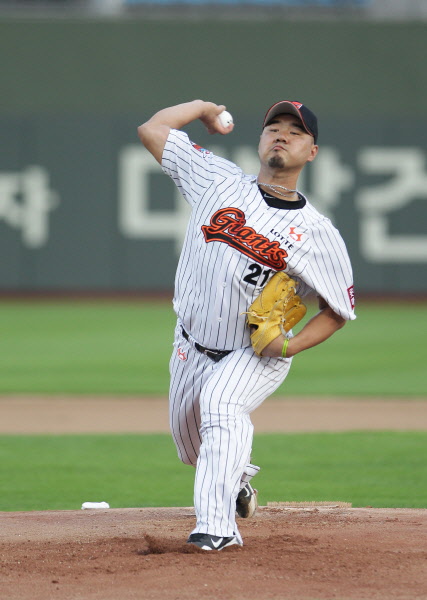 선발출장한 송승준선수의 역투모습